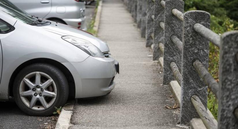 5 gyakori parkolási hiba, amit rengetegen elkövetnek: a rendőrség tette közzé a listát