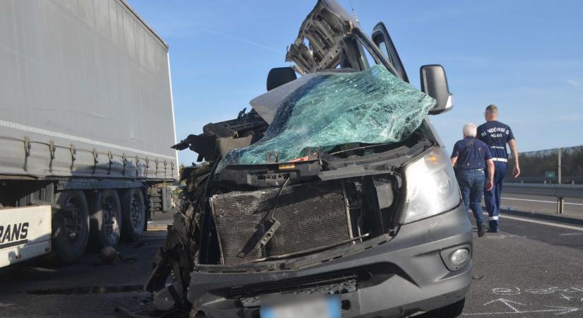 Felkavaró fotók: tragédia történt az M3-ason, rommá tört autó utasa halt meg