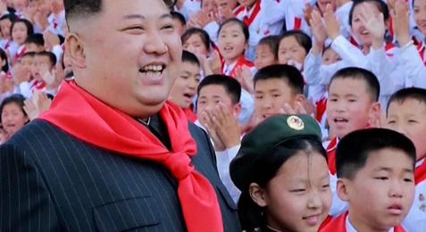 Elkészült Észak-Korea első nagy popslágere: így buliznak a diktatúrában élők, miközben éltetik a vezetőjüket - videó