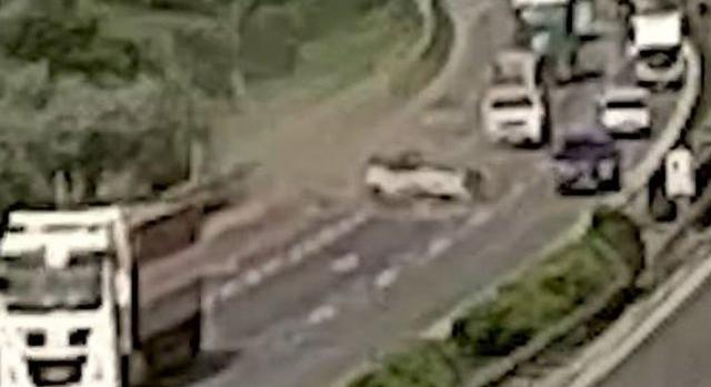 Videó: a tetején pörgött a terelőről katapultáló autó az M1-esen