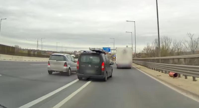 Videón a sofőr, aki gátlástalan módon előzgetett és autókat szorított le az útról – Az egyik kocsival össze is ütközött