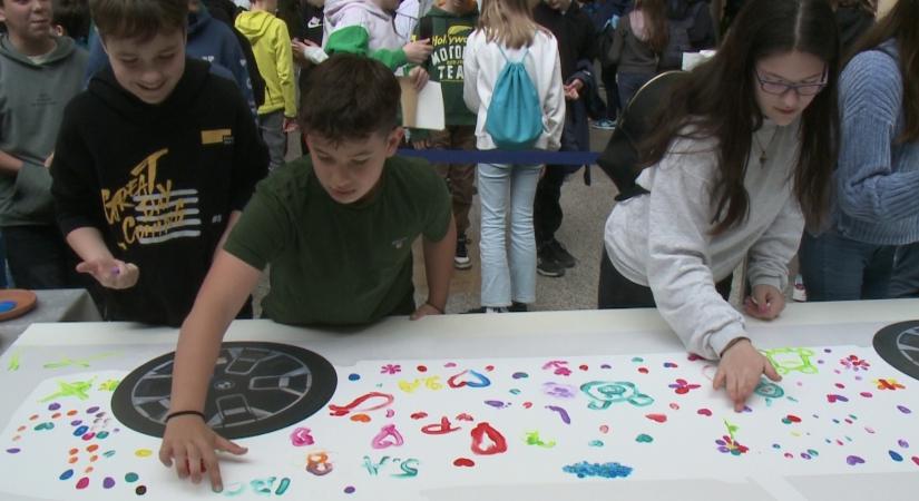A Föld napja alkalmából rendeztek fenntarthatósági kiállítást a debreceni diákoknak – videóval