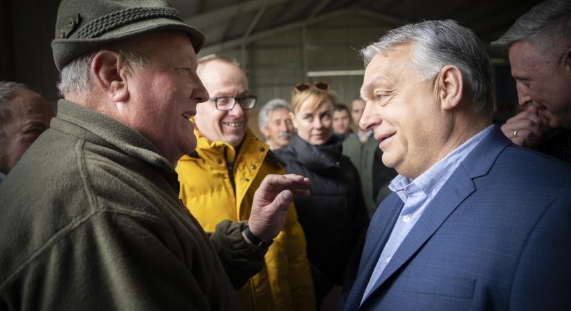 Egy magtárban rúgta be a kampányt Orbán Viktor