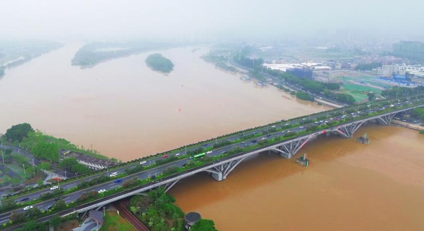 Videón, ahogy elönti a víz Kína legsűrűbben lakott régióját