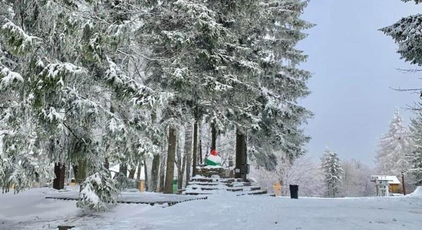 Kifehéredett a Kékestető, pár centis hó borítja a nógrádi határon fekvő hegycsúcsot