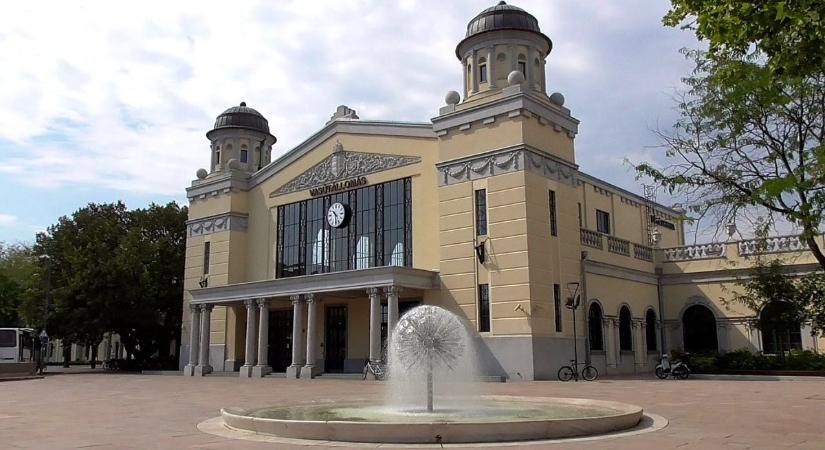 Ámuldoznak a magyar vasútállomások állapotán a román utazók  videó