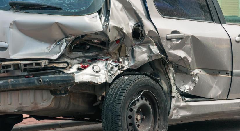 Felborult autó, kidőlt jelzőlámpa: nagy baleset történt Budapest belvárosában