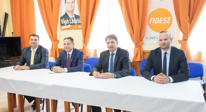A Fidesz-KDNP bejelentette, hogy leadták a vármegyei közgyűlés jelöltjeinek ajánlóíveit