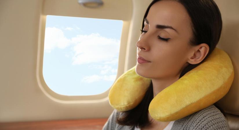 A szakértők szerint ez az oka annak, hogy nem tudunk elaludni a repülőn: mutatjuk, mit ajánlanak