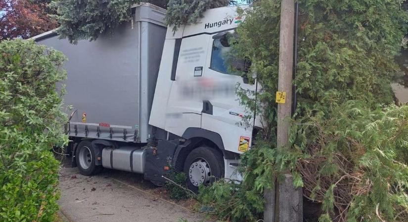 Frontális karambol Környén: holttest vezette a kamiont
