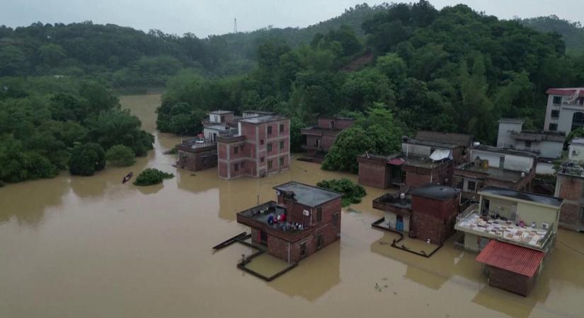 Heves esőzések és áradások pusztítanak Kínában  videó