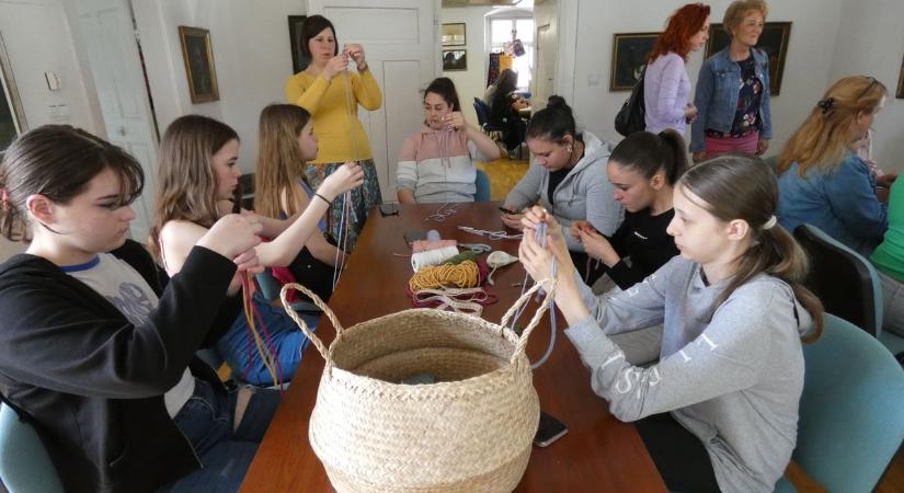 Makraméztak, nemezeltek, ékszert is készítettek a szlovén-magyar kézműves workshopon