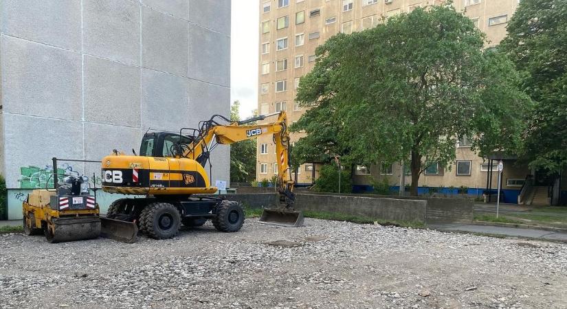 Örülhetnek az autósok, új parkoló építését jelentette be a debreceni alpolgármester