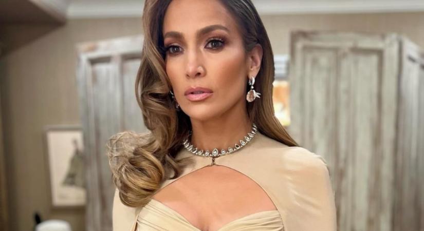 Jennifer Lopez fehér ruhában mutatta meg alakját, ez lesz az egyik legnépszerűbb fazon tavasszal