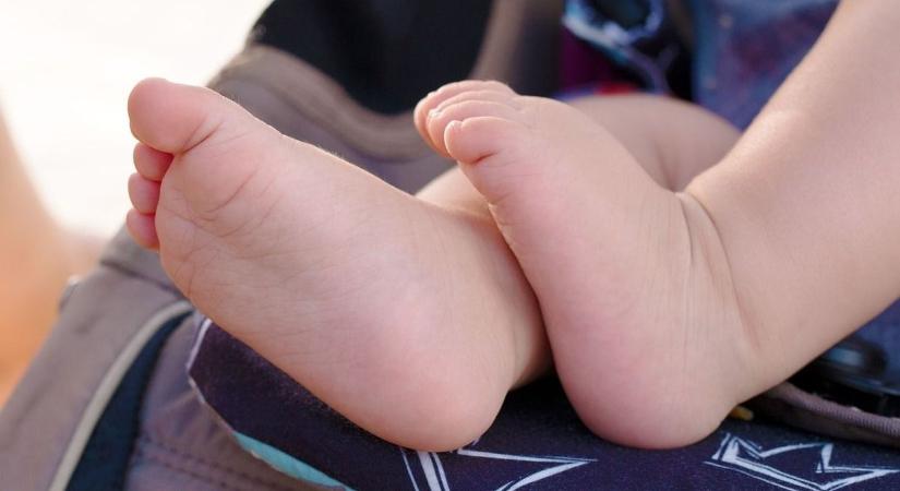 Letartóztatták a szülőket: megrázó részletek derültek ki a 6 hetes ikerbabák haláláról