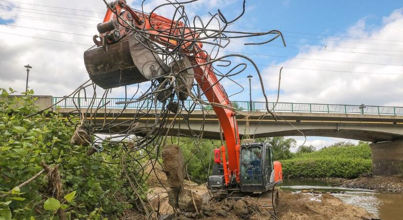 Nyolc évtizedes probléma oldódott meg Csörötneken: kiemelték az egykor berobbantott híd maradványait - fotók