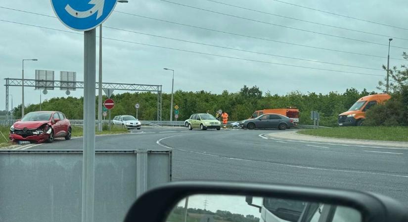 Baleset a Füredi úton, két autó ütközött a körforgalomban