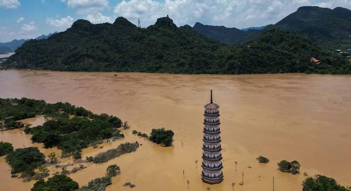 Hatalmas áradások pusztítanak Kinában – többen meghaltak