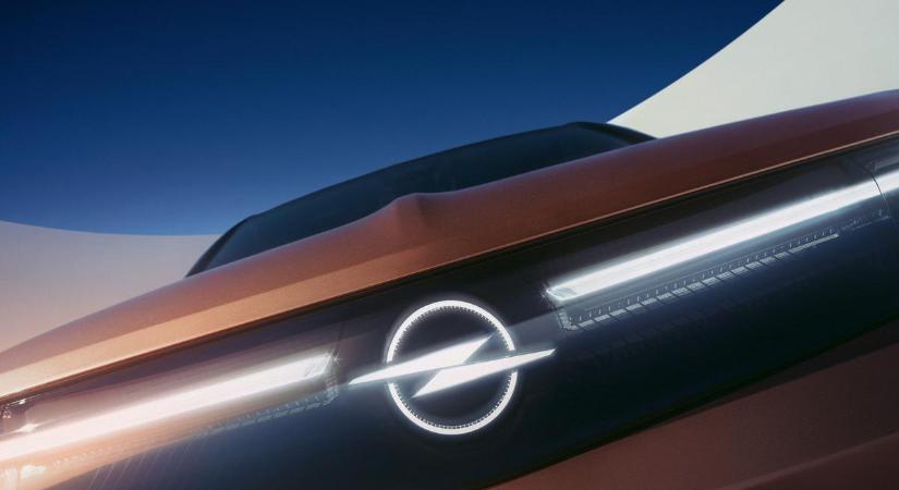 Bemutatta vadiúj szabadidő-autóját az Opel: friss fotókon a kívül-belül nagyot villantó modell