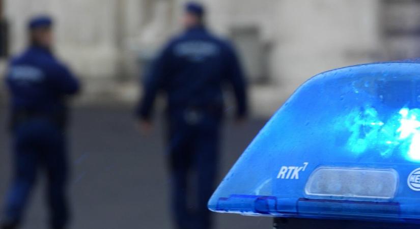 Elfogtak három budapesti férfit, aki rendőrnek adta ki magát, úgy rabolt pénzt és drogot