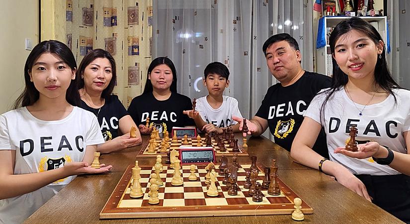 Davaadembereléknél mindenki sakkozik: a mongol család megtalálta számítását a DEAC-nál