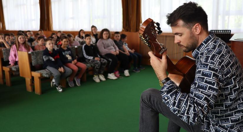 A berimbau és a romantika - Stummer Márton gitárművész a Celldömölki Ádám Jenő Alapfokú Művészeti Iskolában