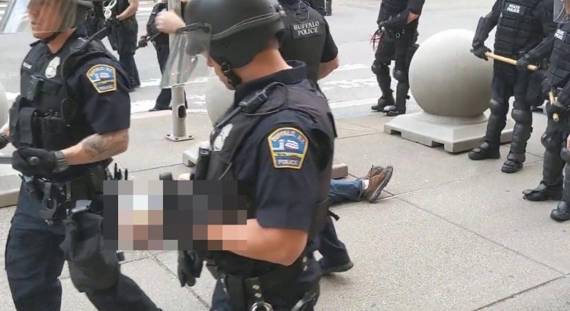 Videón, ahogy a földre löknek a rendőrök egy 75 éves tüntetőt Amerikában