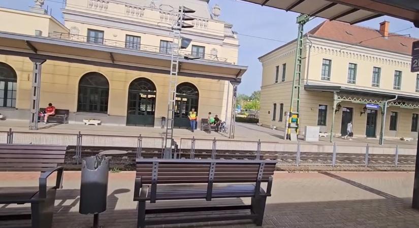 Elámult a csabai vasútállomástól a román blogger
