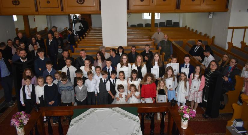Új rekord? 33 gyereket kereszteltek meg egyszerre Hajdúszoboszlón
