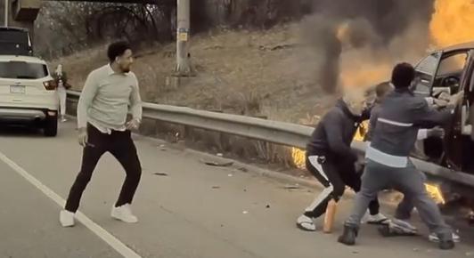 Kétségbeesetten próbáltak kimenteni a lángoló autójából egy sofőrt egy amerikai autópályán – videó