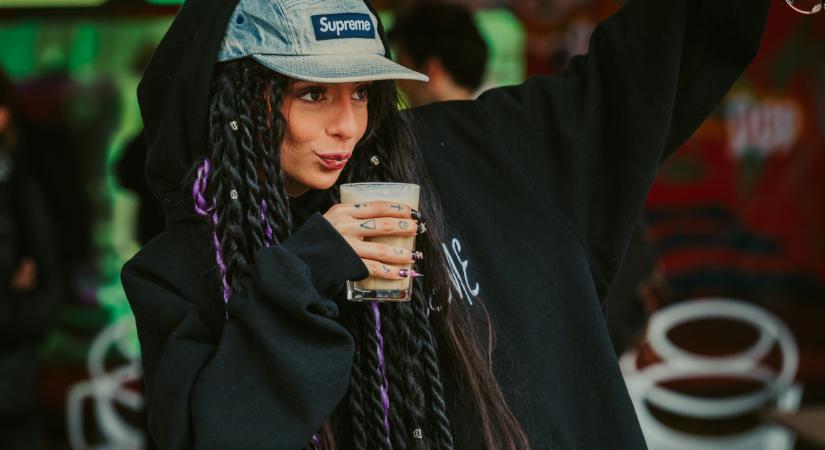 "Sziasztok fiúk, jöttem rappelni" - interjú Sisivel, aki női rapperként robbant be a hazai hip-hop kultúrába