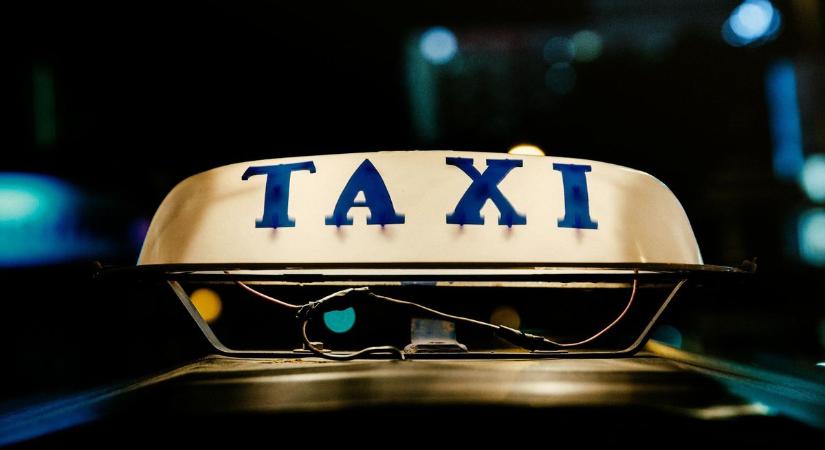 Megtéveszti a fogyasztókat, eljárás indult az egyik legnagyobb hazai taxitársaság ellen