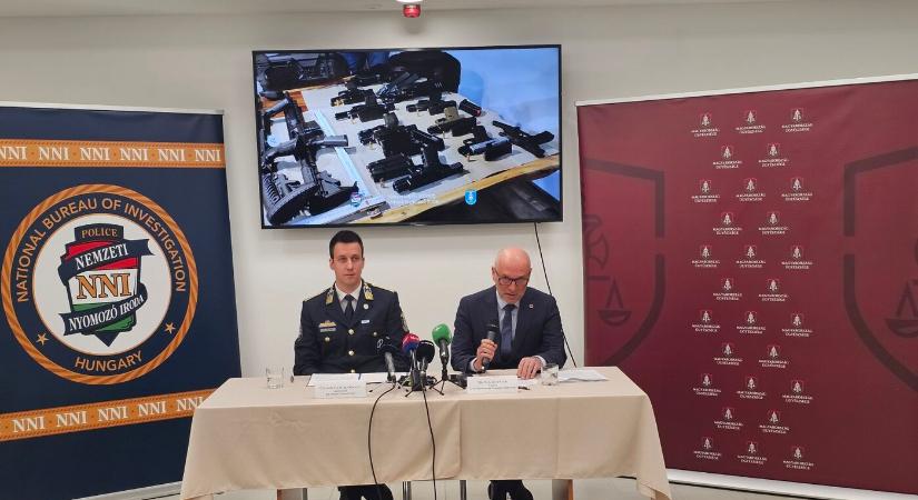 Szlovákiai fegyverkereskedő bűnbanda tagjait fogták el a magyar rendőrök Rajkán
