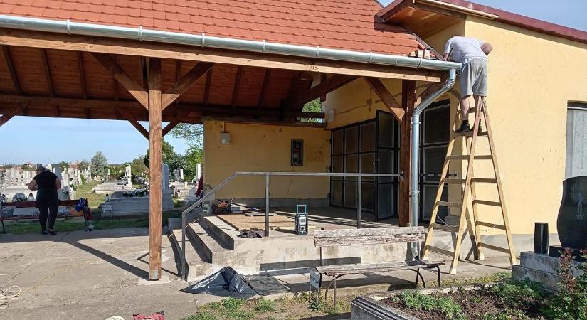Akcióban az önkéntesek: összefogással újították fel a ravatalozó épületét Pusztamonostoron