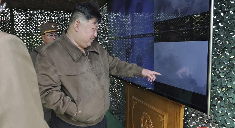 Észak-Korea megmutatta mekkorát tud lőni: a nem mindennapi hadgyakorlatot maga Kim Dzsongun felügyelte – fotók