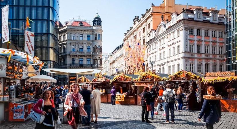 Prágában is megelégelték a turistahordákat: betiltanák a leánybúcsús jelmezeket, más éhségsztrájkba kezdett