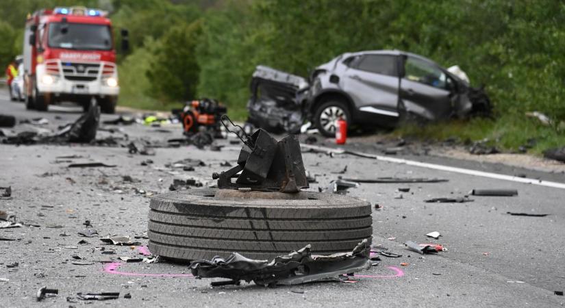 Súlyos baleset az M2-esen: személyautó és kamion rohant egymásba – sokkoló fotók a helyszínről