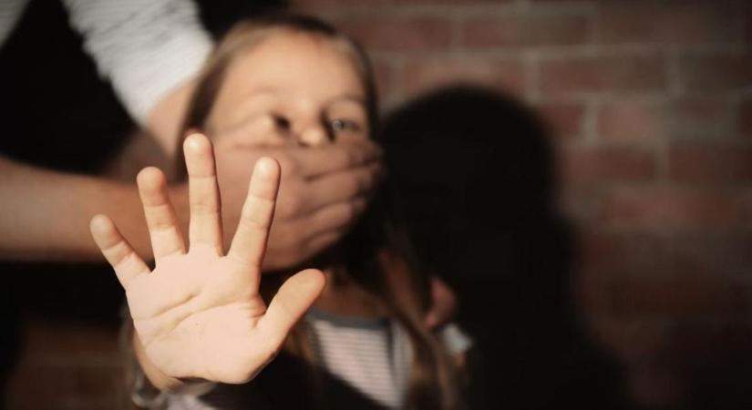 Letartóztattak egy pedofilt Budapesten, aki megerőszakolta a rá bízott kisgyereket