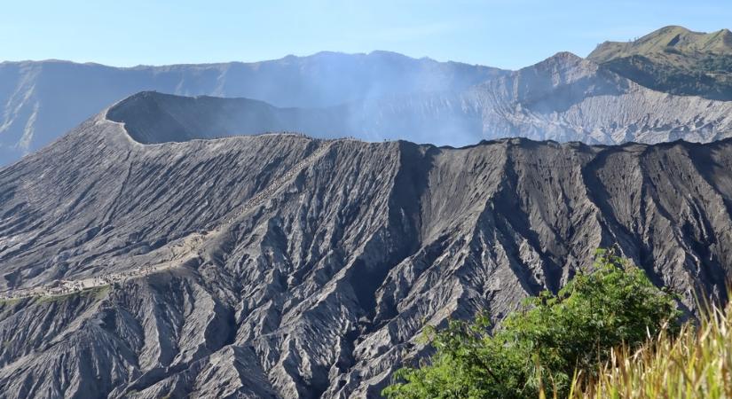 Gőzölgő vulkánba zuhant a szelfimániás turistalány