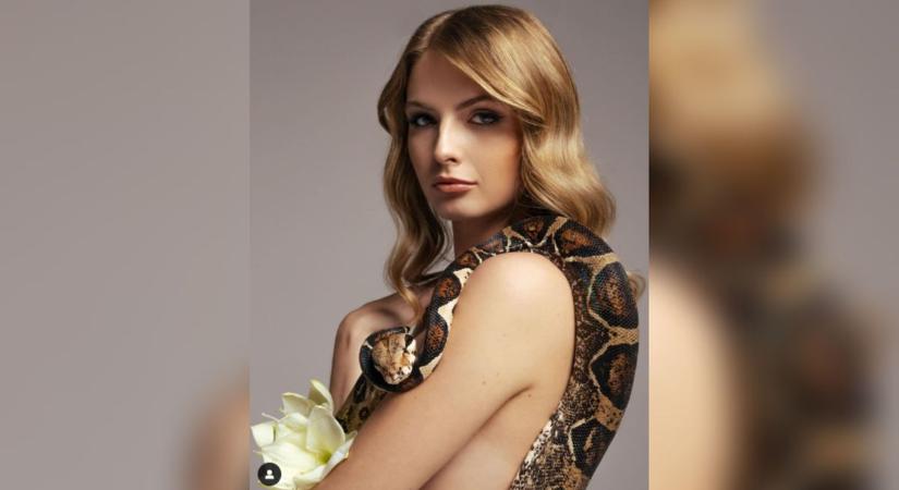 Hatalmas kígyót kapott a kezébe a lakiteleki modell