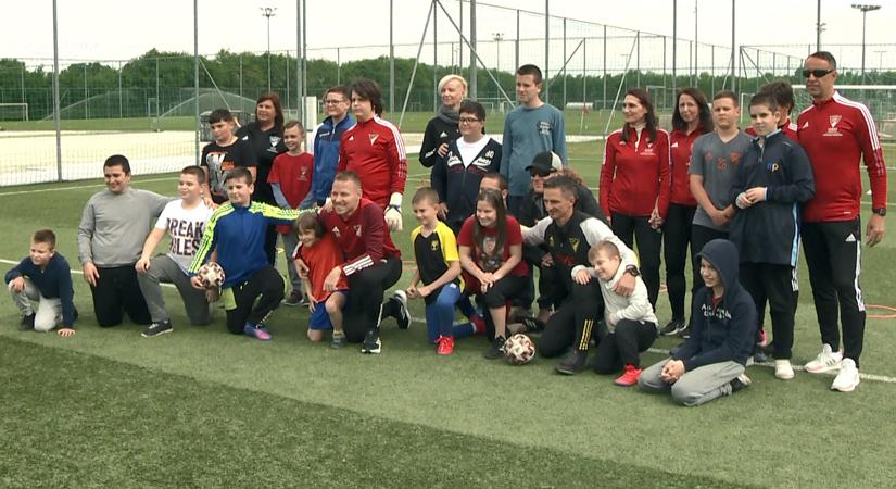 Debreceni legendákkal focizhattak együtt a DVSC Különleges Akadémia fiataljai