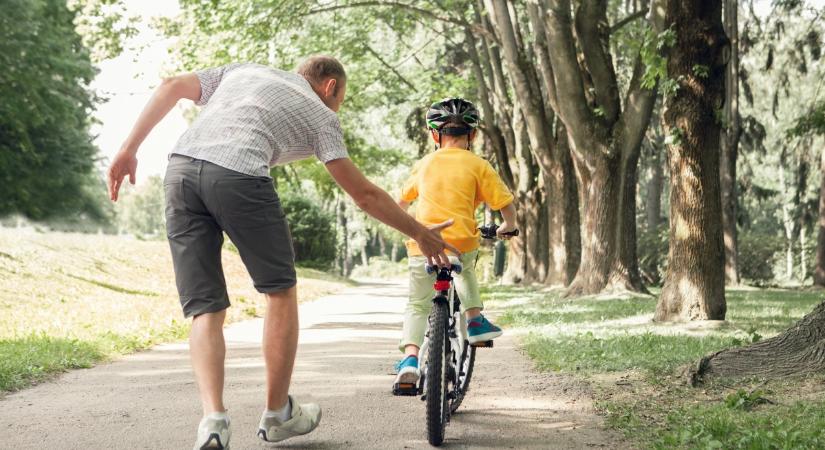 Mire figyeljünk, amikor biciklizni tanítjuk a gyerekeket?
