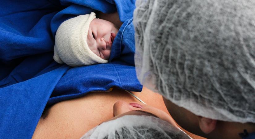 Már legalább tíz kórházban próbálják elérni a kismamák, hogy apával és dúlával lehessen szülni