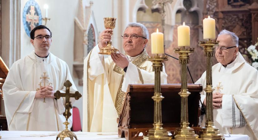 A megtévesztő ideológiák elutasításáról beszélt Veres András püspök