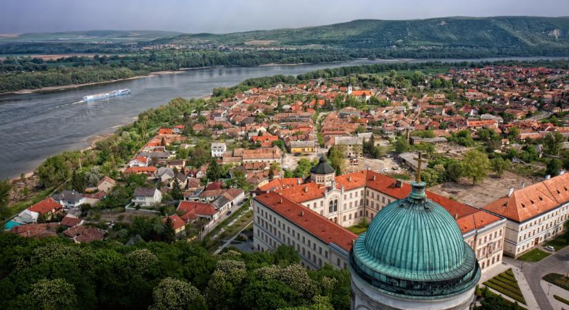 Ismét ellepik a Duna-parti várost a járműcsodák és a turisták: mutatjuk, milyen fesztiválokra készülnek