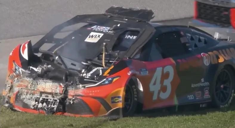 NASCAR: Komoly Erik Jones sérülése, debütáló versenyző ugrik be a helyén Doveren
