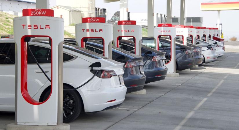 Tesla: mégis jön a „megfizethető” kisautó jövőre