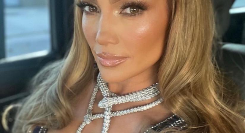 Imádja az internet Jennifer Lopez fehér ruháját
