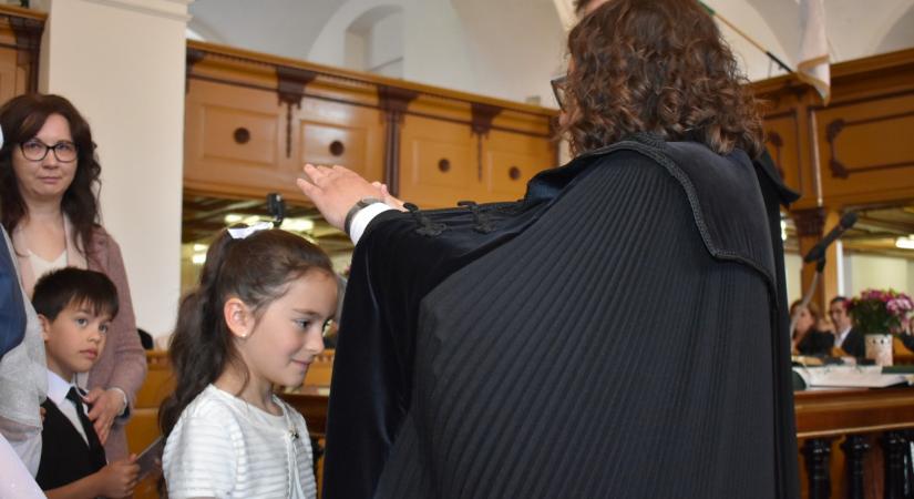33 gyereket kereszteltek meg egyszerre Hajdúszoboszlón, a lelkész a kézilabdáról is beszélt