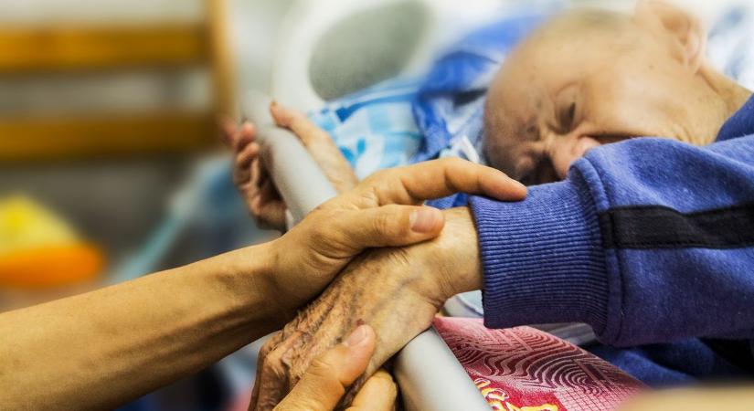 Kitálalt a hospice nővér: ez a 6 jele annak, hogy haldoklunk